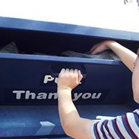 Einbringen von Gegenstanden in einen Altkleidercontainer