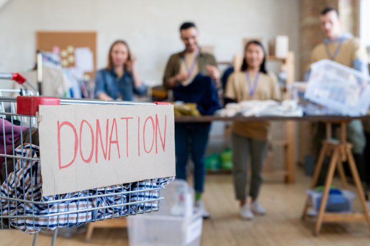 Einkaufswagen voll mit Spenden aus dem Altkleidercontainer