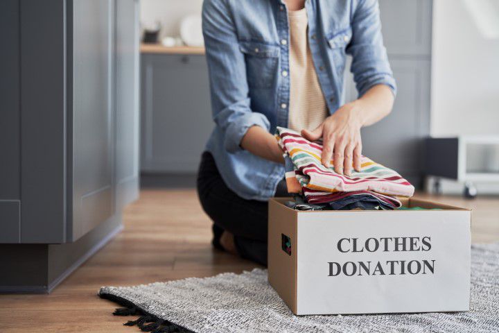 Frauen die ihre Kleidung fur die Spende vorbereiten