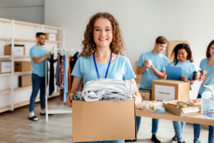 Junge Frau mit gespendeter Kleidung