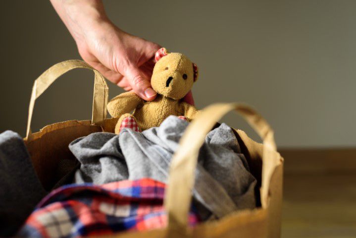 Papiertute mit Kleidung fur wohltatige Zwecke